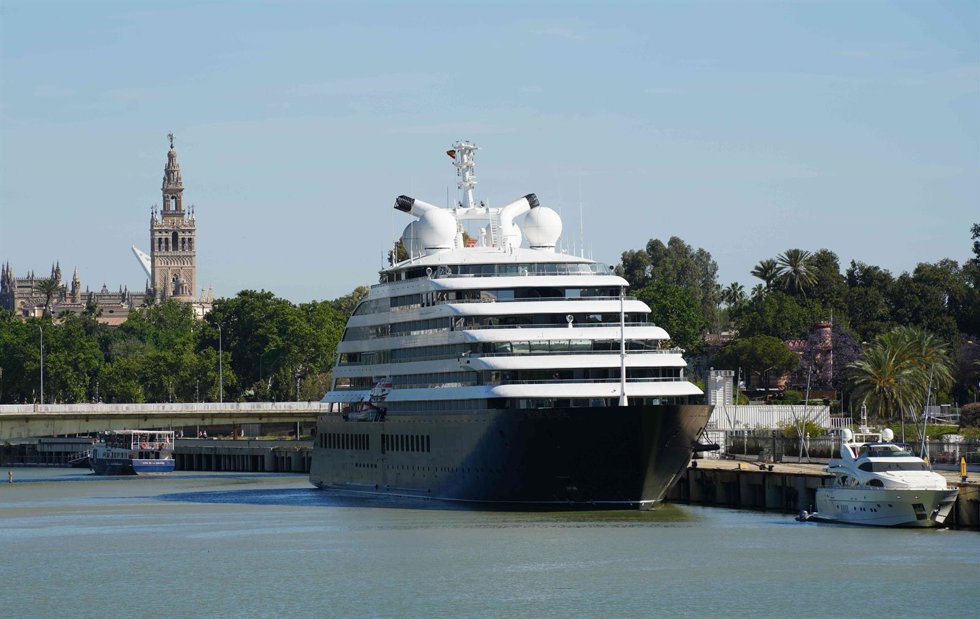 Un crucero en el Puerto de Sevilla