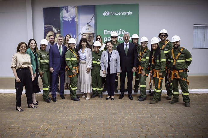 Archivo - La ministra de Igualdad, en el centro, en la escuela de Electricistas de iberdrola en Brasil.