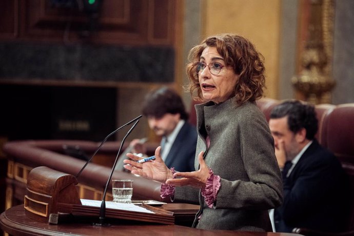 La vicepresidenta primera y ministra de Hacienda, María Jesús Montero, interviene durante una sesión plenaria extraordinaria, en el Congreso de los Diputados, a 22 de enero de 2025, en Madrid (España).