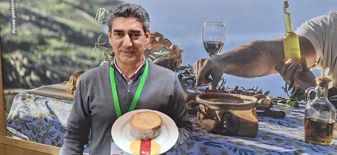 El director de la D.O.P Torta del Casar, Javier Muñoz, en el stand de Extremadura en Fitur