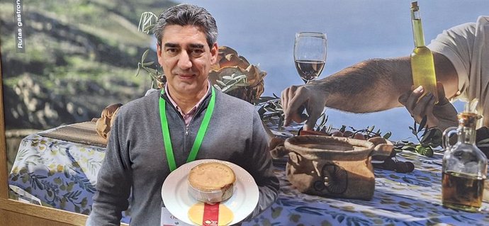 El director de la D.O.P Torta del Casar, Javier Muñoz, en el stand de Extremadura en Fitur