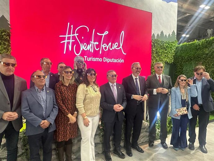 Representantes institucionales con las gafas promocionales para el eclipse solar de 2026.