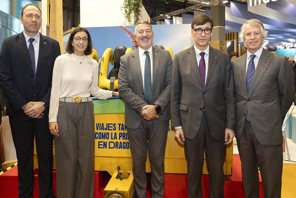(De I A D) El Conseller De Deportes, Berni Álvarez; La Directora De Sostenibilidad De Portaventura, Choni Fernández; El Conseller De Empresa, Miquel Smper; El Presidente Catalán Salvador Illa; Y El Presidente De Portaventura, Arturo Mas-Sard.