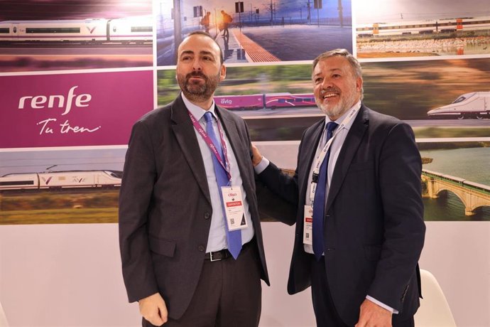 El director general de Renfe Viajeros, Rafael Cortés, y el alcalde de Cuenca, Darío Dolz