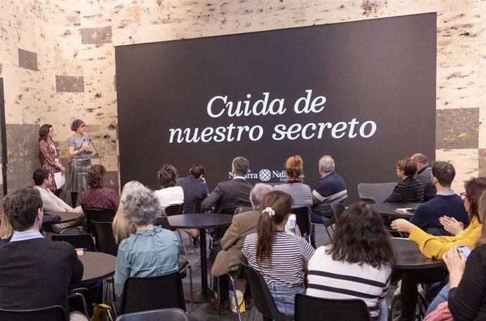 La consejera Esnaola y la directora general de Turismo, Ana Rivas, en el acto de presentación de la propuesta navarra para FITUR.