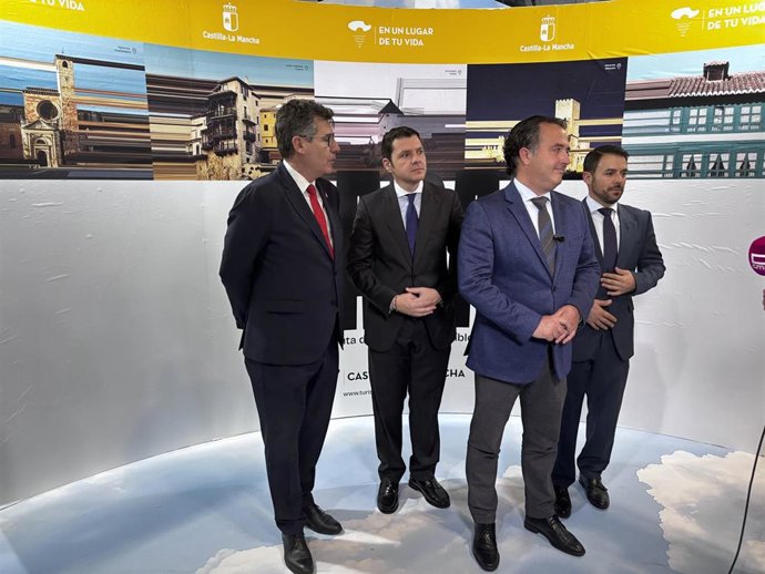 Diputados regionales de Vox en Fitur.