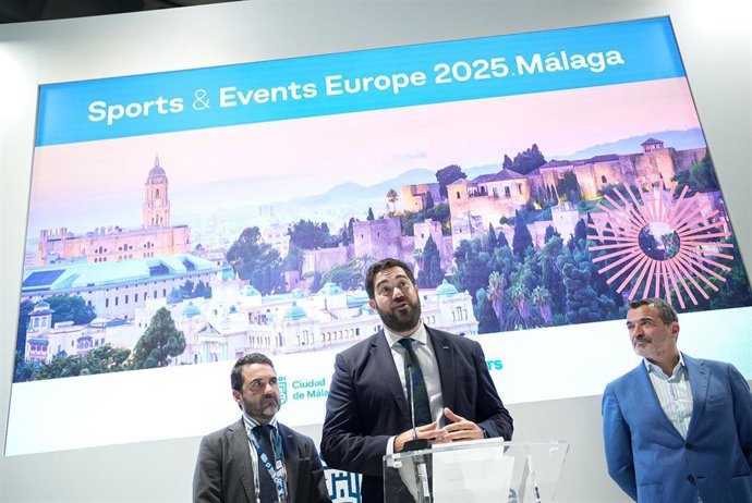 Los concejales delegados de Deporte y Turismo, Borja Vivas, y Jacobo Florido, en una rueda de prensa en el marco de Fitur