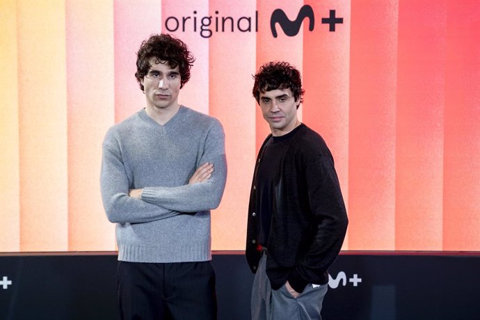 Los directores Javier Calvo (i) y Javier Ambrossi (d) posan en el photocall durante la Presentación de los nuevos proyectos de Cine Original Movistar Plus+, en el Espacio Movistar - Edificio Telefónica, a 22 de enero de 2025, en Madrid (España). Movistar 