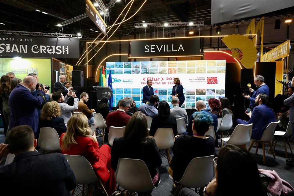 El presidente de la Diputación conversa con la periodista Mabel Mata en el stand de la provincia en Fitur.