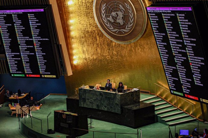 Archivo - December 19, 2024, New York, New York, USA: UN member countries vote on item A/49/439- on promoting development in context of globalization during the General Assembly - 54th plenary meeting, 79th session.