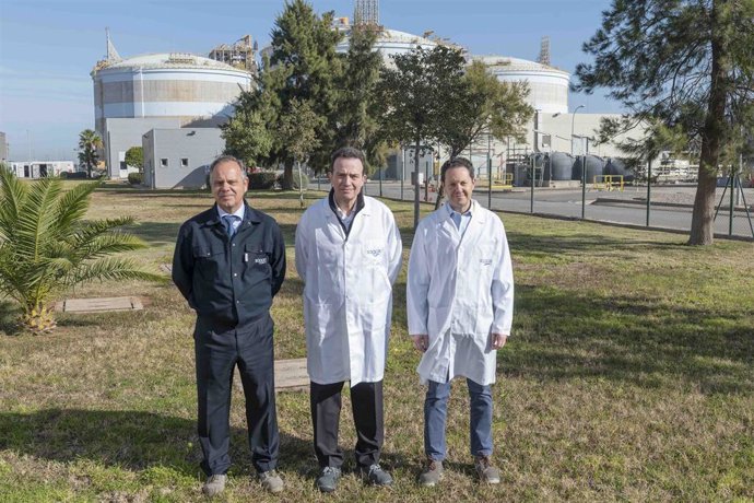 Archivo - El director general de Saggas, Santiago Álvarez; el consejero delegado de Enagás, Arturo Gonzalo; y el consejero delegado de Holcim España, Ricardo de Pablos, en una visita a la planta de GNL de Saggas en Sagunto.