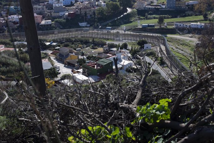 Vista aérea de la valla fronteriza, a 1 de enero de 2025, en Ceuta (España). Con motivo de la noche de fin de año, el gobierno marroquí ha reforzado su presencia en las inmediaciones del perímetro fronterizo de Ceuta con alrededor de 1000 agentes para evi