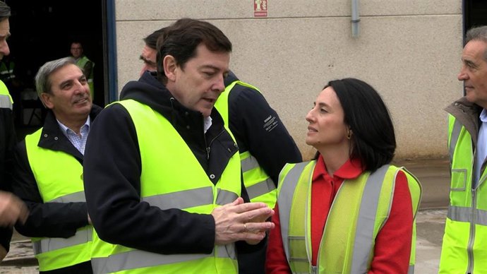 El presidente de la Junta  y la secretaria de Estado de Industria en la visita a Villadangos.