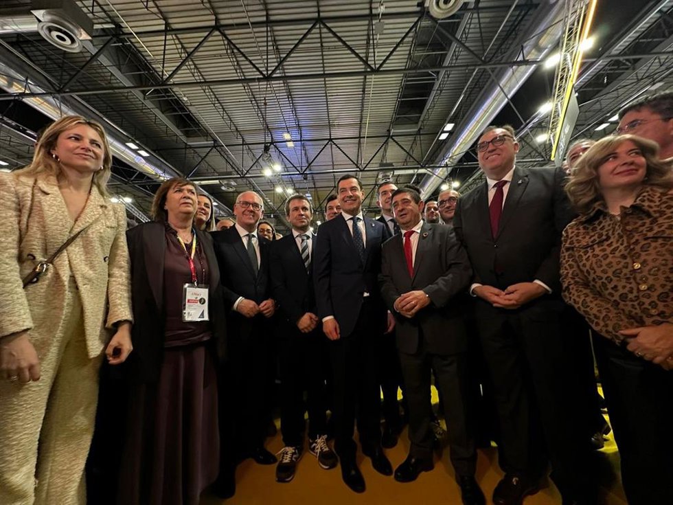 Jesús Estrella (3i), en el espacio de Jaén en Fitur junto a responsables de diversas admministraciones.