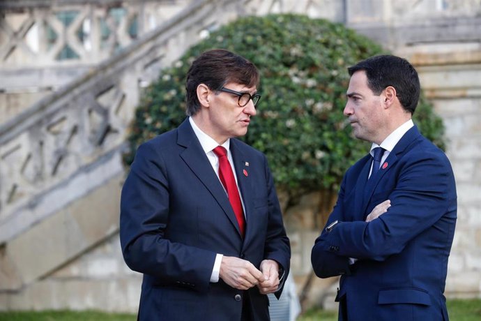 Archivo - El presidente de la Generalitat de Catalunya, Salvador Illa, y el lehendakari del País Vasco, Imanol Pradales, a su llegada a la XXVII Conferencia de Presidentes, en el Palacio de la Magdalena, a 13 de diciembre de 2024, en Santander, Cantabria 