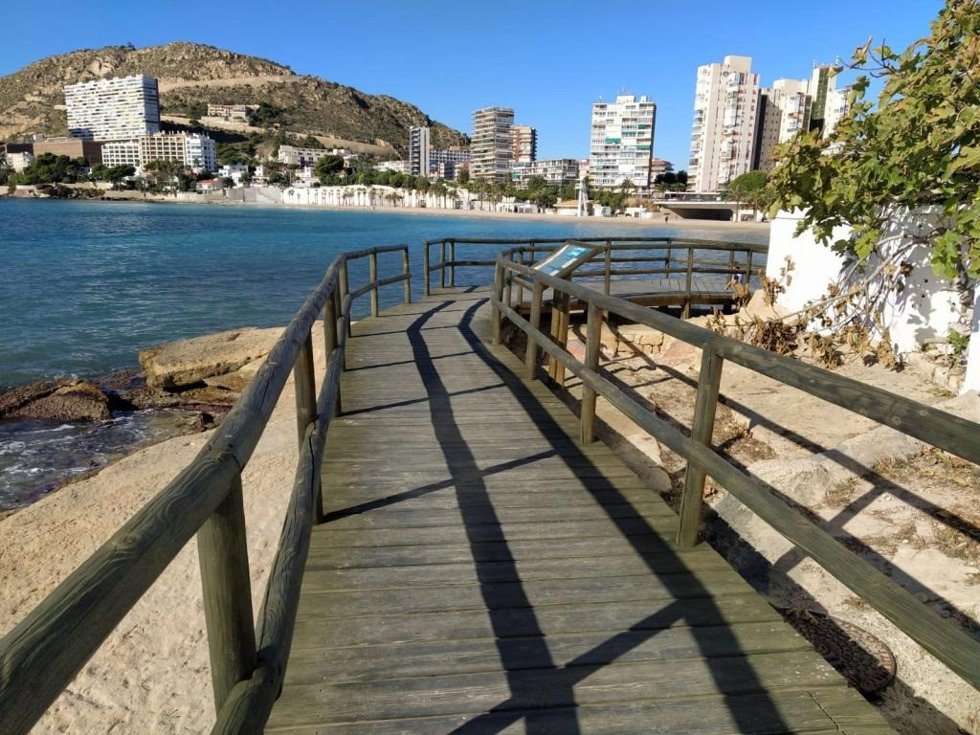 Archivo - Imagen de la pasarela que une las playas de la Albufereta y la Almadraba en Alicante, en una imagen de archivo.