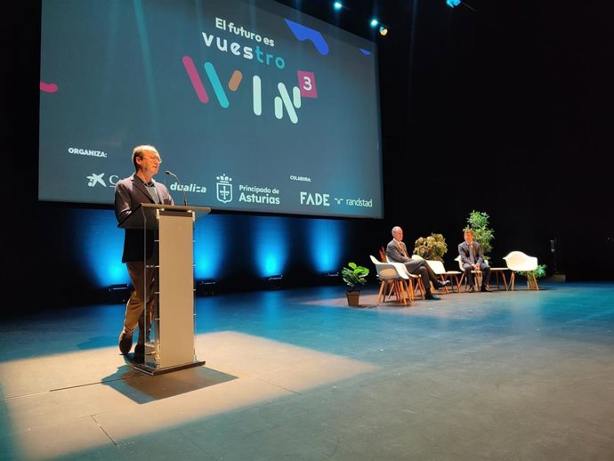 Intervención del El director general de la Planificación de FP del Principado de Asturias, Javier Cueli, en la Hackathon WIN celebrada en el teatro de la antigua Universidad Laboral de Gijón.