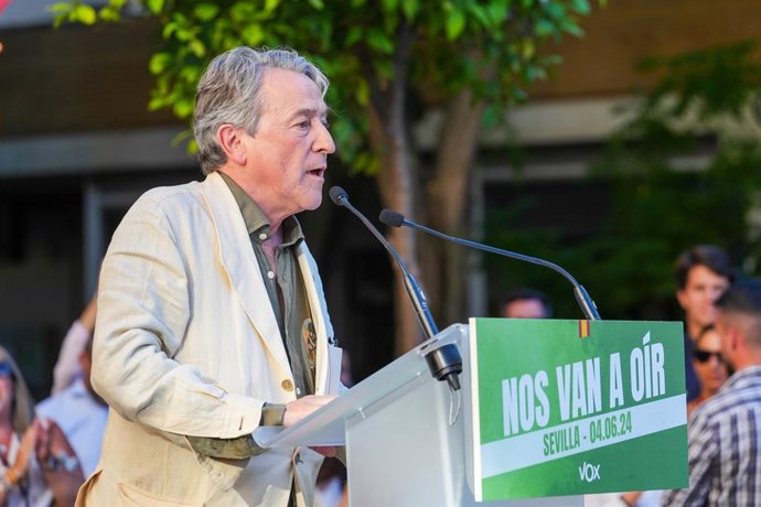 Archivo - El candidato Hermann Tertsch interviene durante el acto de campaña de VOX, en la plaza del Albaicín en el barrio de Sevilla Este, a 4 de junio de 2024, en Sevilla, Andalucía (España). VOX ha convocado este mitin de campaña electoral de cara a lo