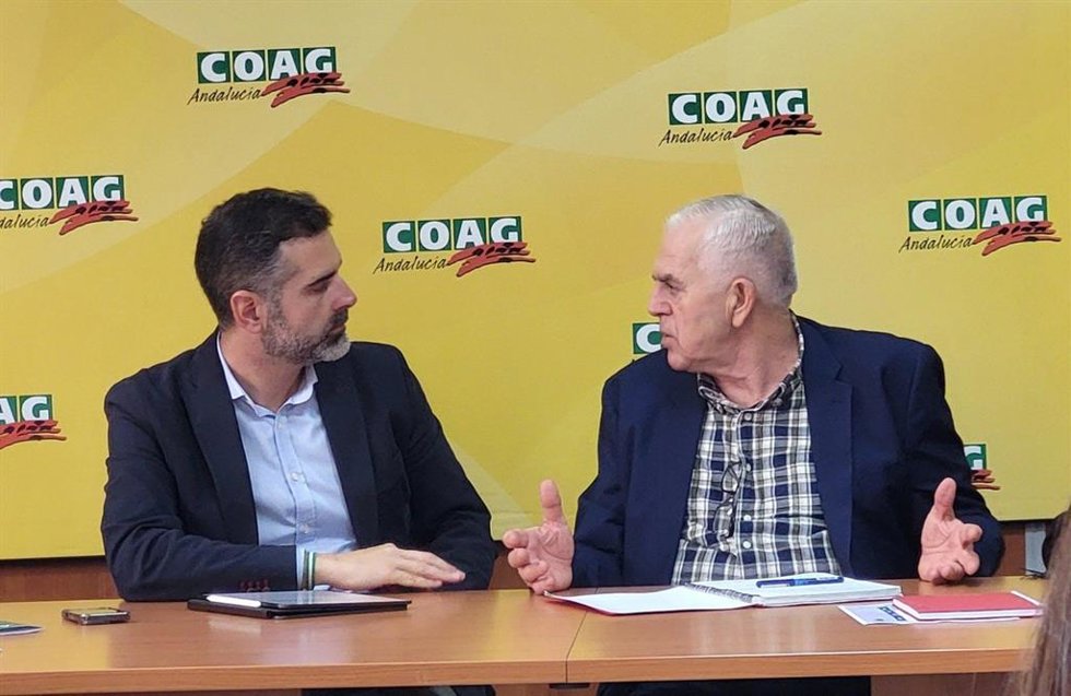 El consejero de Agricultura, Pesca, Agua y Desarrollo Rural, Ramón Fernández-Pacheco (i) y el secretario general de COAG Andalucía, Miguel López (d).