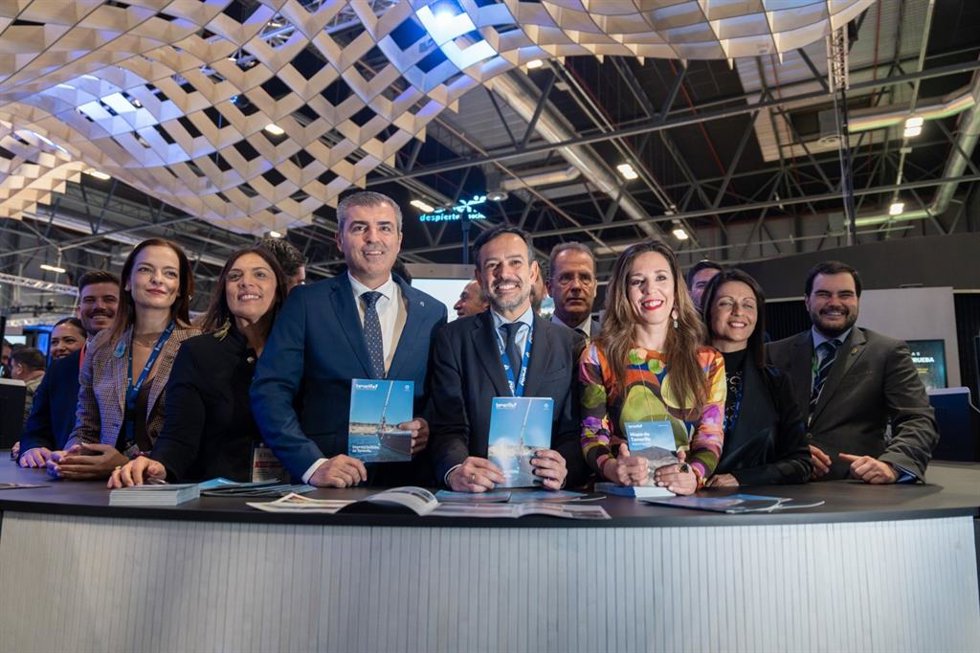 El vicepresidente y consejero de Turismo del Cabildo de Tenerife, Lope Afonso (c), en la inauguración de Fitur