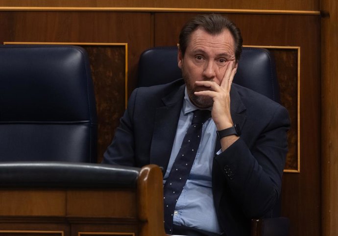 Archivo - El ministro de Transporte y Movilidad Sostenible, Óscar Puente, durante una sesión plenaria