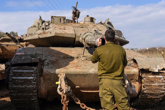 Archivo - ISRAEL-LEBANON BORDER, Nov. 28, 2024  -- An Israeli tank is seen near the northern Israeli border with Lebanon, on Nov. 28, 2024. Although a cautious calm prevailed across the border areas in southern Lebanon since the entry into force of a ceas