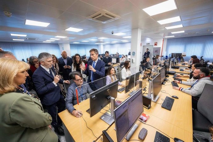 El ministro de Interior durante su visita este miércoles al Centro de Tratamiento de Denuncias Automatizadas de Santovenia de Valdoncina (León)