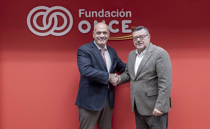 El director general de Fundación ONCE, José Luis Martínez Donoso, y el director general de negocio de Hesperia World, Gonzalo Alcaraz, han firmado un Convenio Inserta para promover la contratación de personas con discapacidad en la compañía hotelera.