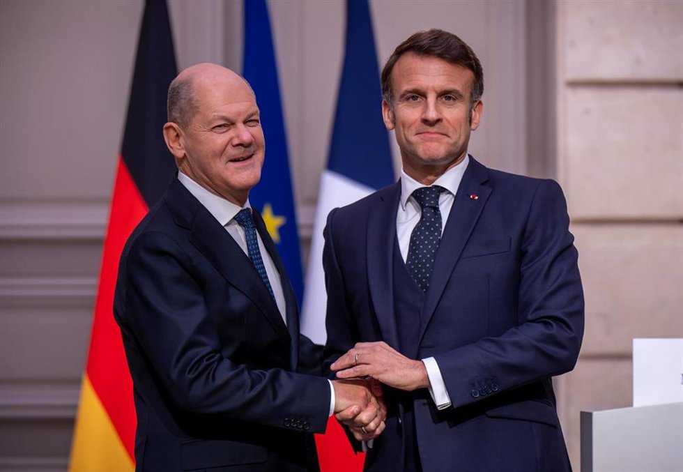 El presidente de Francia, Emmanuel Macron, recibe en París al canciller de Alemania, Olaf Scholz