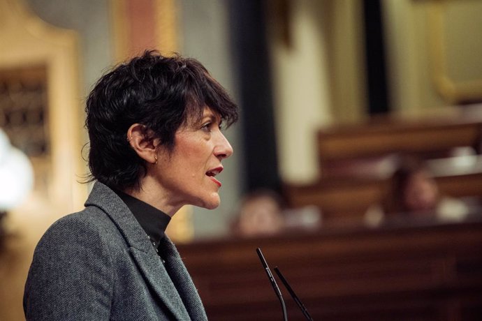 La ministra de Inclusión, Seguridad Social y Migraciones, Elma Saiz, interviene durante una sesión plenaria extraordinaria, en el Congreso de los Diputados, a 22 de enero de 2025, en Madrid (España).