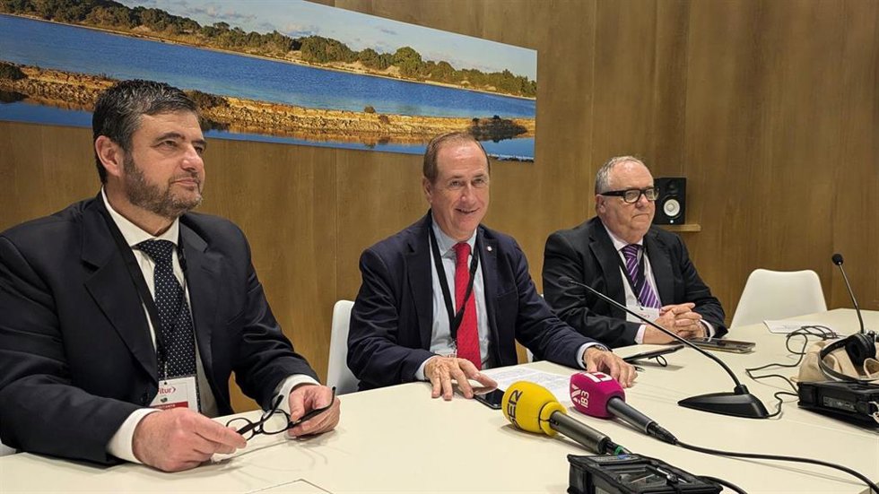 El conseller del Mar y Ciclo del Agua, Juan Manuel Lafuente, en la presentación en Fitur de tres nuevos campos de boyas sostenibles