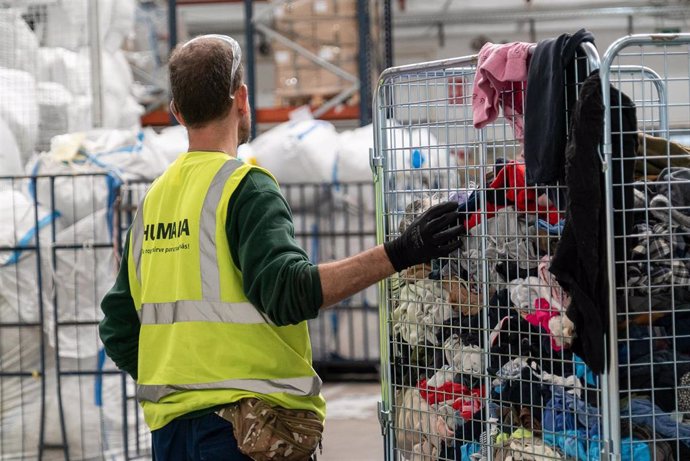 Archivo - Humana recupera más de 19.000 toneladas de textil usado en 2024, 77 millones de prendas, un 6% más que el año anterior.