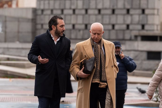 Víctor de Aldama a su salida de los Juzgados de Plaza de Castilla, a 22 de enero de 2025, en Madrid (España). El juez que investiga a Begoña Gómez interroga hoy, en calidad de testigos, a los representantes de Google Spain, Indra y Telefónica sobre sus in