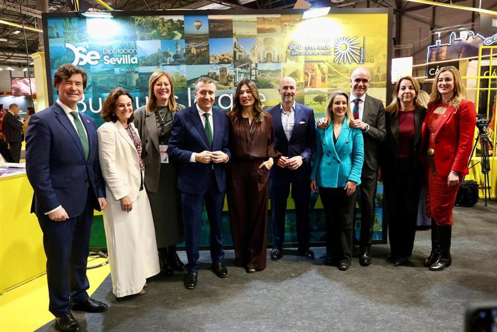 Foto de familia del presidente de la Diputación junto al photocall del stand, con el empresario de la CES, Miguel Rus; la alcaldesa de Alcalá, Ana Isabel Jiménez, la directora de Doble Erre, Raquel Revuelta, y el exregidor de Sevilla Antonio Muñoz.