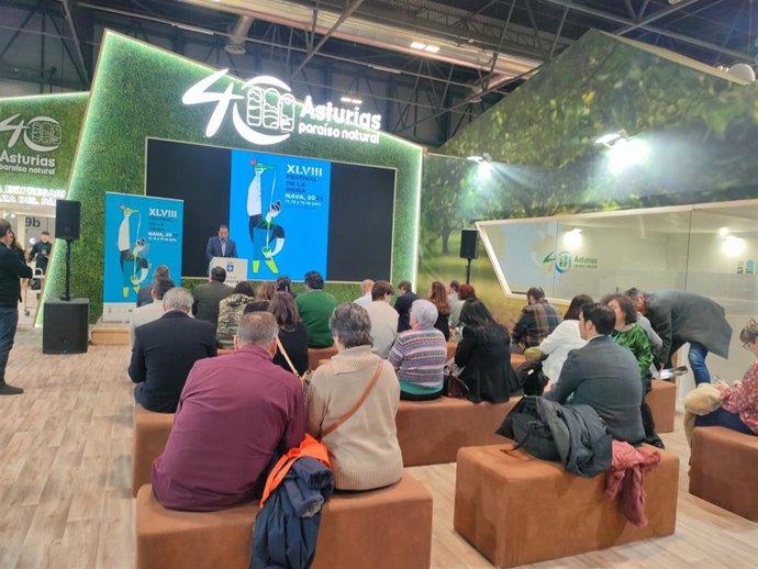 El cartel del Festival de la Sidra de Nava, al fondo
