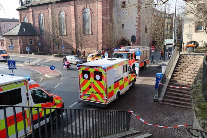 22 January 2025, Bavaria, Aschaffenburg: Fire and rescue service vehicles are parked near the scene of a crime, where several people have been seriously injured, presumably by a stabbing weapon in a park. Photo: Ralf Hettler/dpa