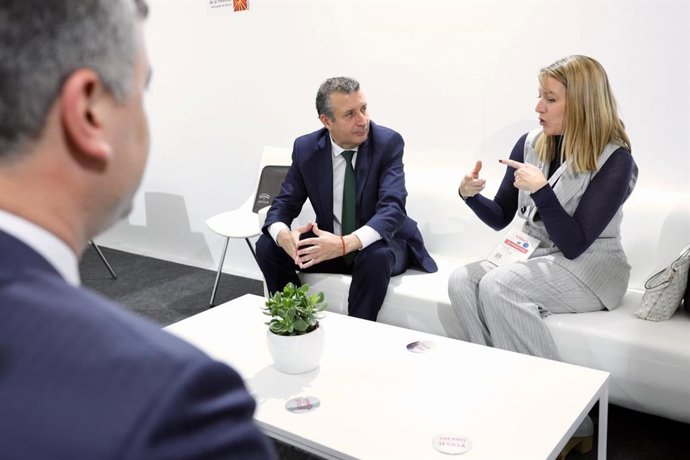 El presidente de la Diputación se reúne con la directora de la Oficina de Turismo de España en Miami, en Fitur.