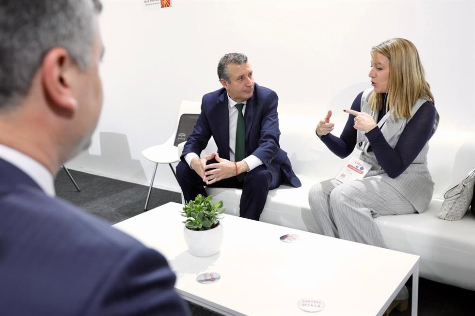 El presidente de la Diputación se reúne con la directora de la Oficina de Turismo de España en Miami, en Fitur.
