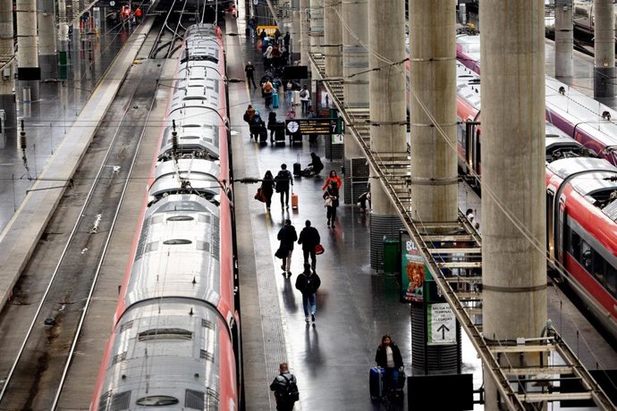 Varias personas con maletas durante la tercera operación salida por Navidad, en la estación de tren de Atocha-Almudena Grandes, a 3 de enero de 2025, en Madrid (España). 