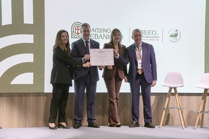 El consejero de Turismo, Luis Martínez Abad, y la directora de la fundación Camino Lebaniego, Pilar G. Bahamonde, en la presentación del Jubileo de Turismo 2025