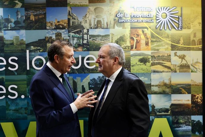 El presidente de la Diputación (i) conversa con el ministro de Industria y Turismo.