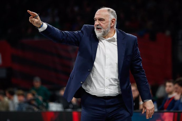 Pablo Laso, head coach of Baskonia Vitoria-Gasteiz gestures during the Turkish Airlines EuroLeague Regular Season Round 22 match between Baskonia Vitoria-Gasteiz and Panathinaikos AKTOR Athens at Fernando Buesa Arena on January 17, 2025 in Vitoria, Spain.