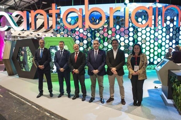 Consejeros del Gobierno de Cantabria y representantes de Iberia en Fitur