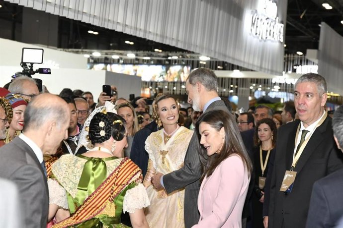Los Reyes con las Falleras Mayores en Fitur