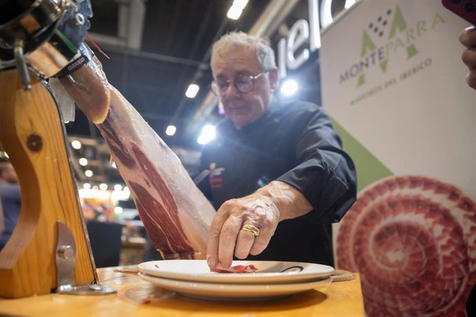 Un hombre prepara una tapa durante la 45ª edición de la Feria Internacional de Turismo, Fitur 2025, en IFEMA Madrid, a 22 de enero de 2025, en Madrid (España).