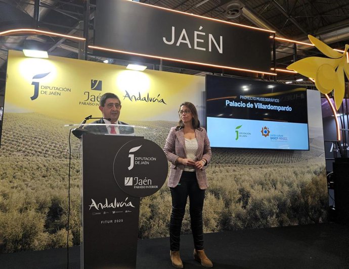 Francisco Reyes, junto a África Colomo, presenta la nueva museografía del Centro Cultural Baños Árabes.