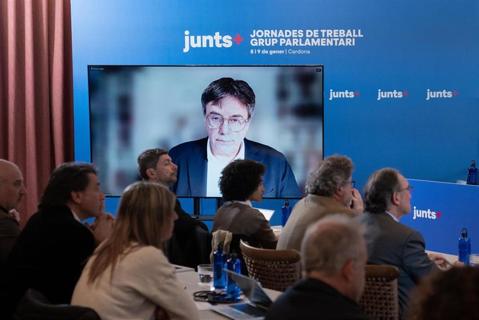 El presidente de Junts, Carles Puigdemont, interviene telemáticamente, durante una jornada de trabajo del grupo de Junts en el Vilar de la Duquessa, a 8 de enero de 2025, en Cardona, Barcelona, Catalunya