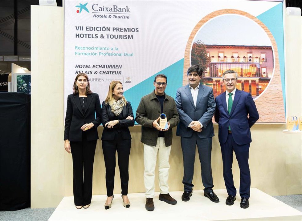 CaixaBank premia en FITUR a Hotel Echaurren por brindar oportunidades a las nuevas generaciones