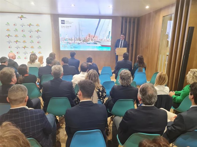 El vicepresidente del Govern y conseller de Economía, Hacienda e Innovación, Antoni Costa, expone un informe sobre el impacto económico del Palma International Boat Show.