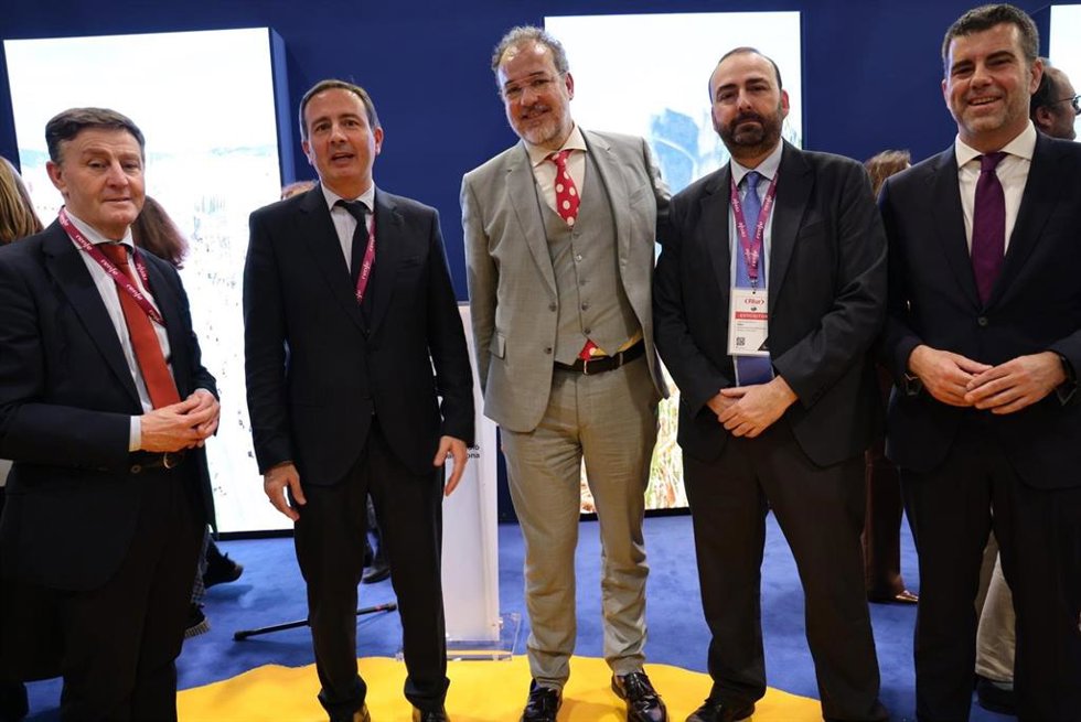 (De izquierda a derecha) Rivera, Pérez, Hernández, Cortés y Pastor en la firma del acuerdo entre Renfe Y Turisme de Barcelona en Fitur
